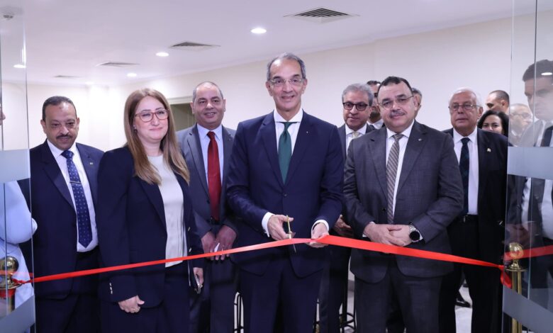 وزير-الاتصالات-يشهد-احتفالية-مرور-100-عام-على-اصدار-أول-طابع-بريد-تذكارى-مصرى